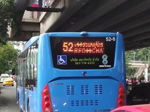 ②：52番のバスが来たら乗りましょう。