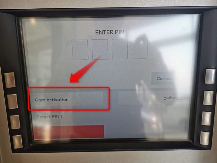手順①：ATMにカードを入れ、言語を英語に変更し「Card activation」をタッチ