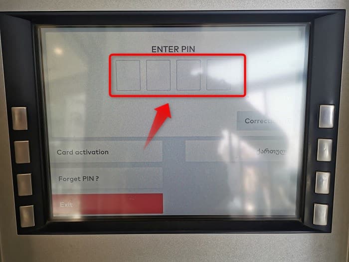 手順(1)：ATMにカードを入れたら、書面に書かれた暗証番号（4桁）を入力