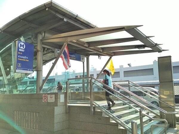 MRTの3番出口のまえにバンは止まっています